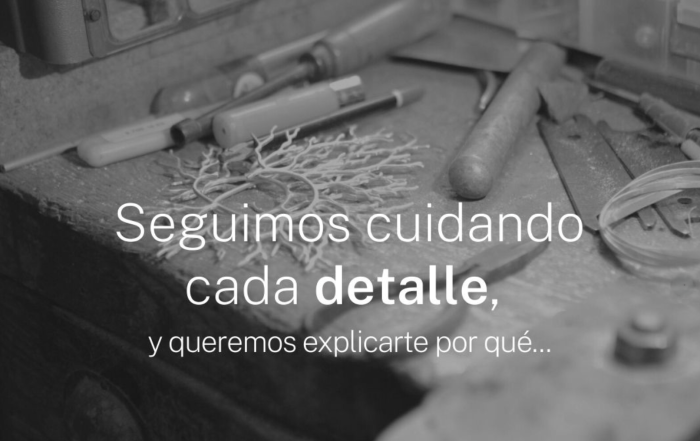 Mesa de trabajo artesanal de joyería con herramientas y una pieza hecha a mano en Ingràvita Joyas.
